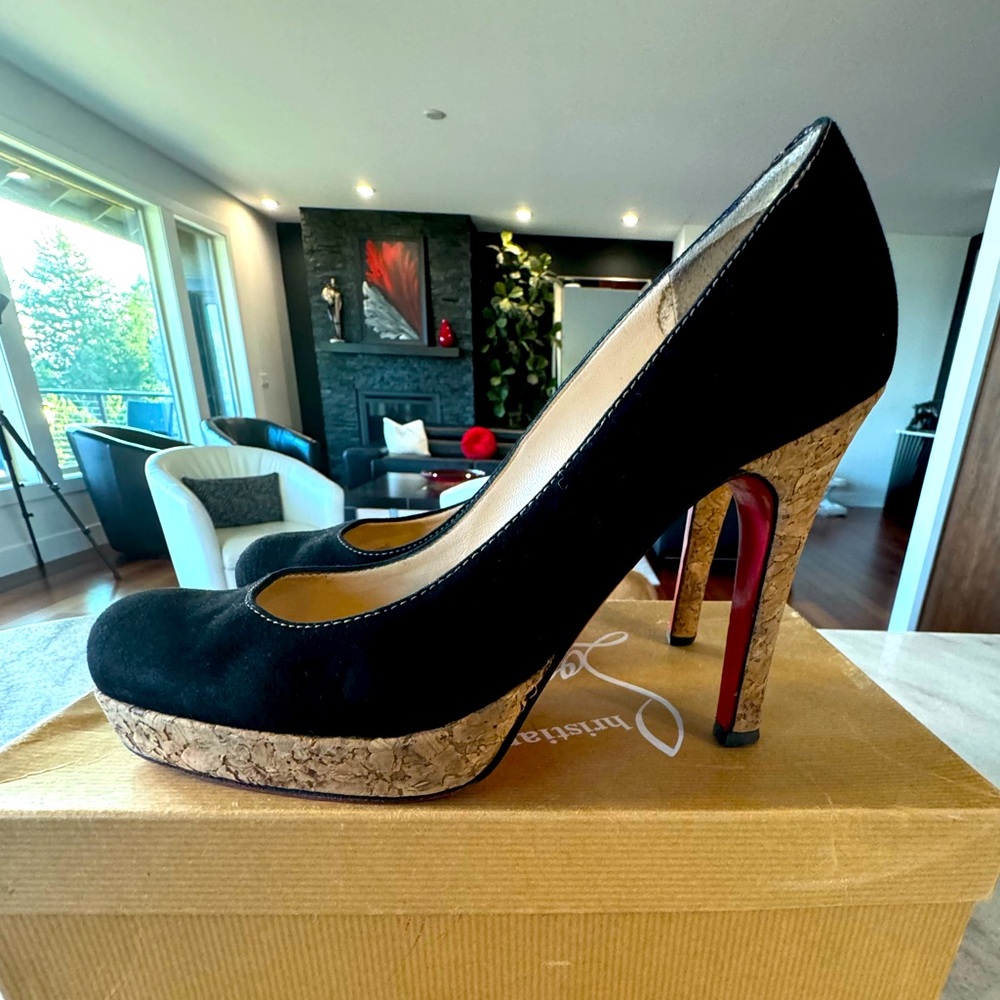 CHRISTIAN LOUBOUTIN BLACK SUEDE PUMPS!!